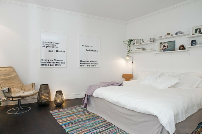 schlafzimmer weiß streifenteppich farbig sessel