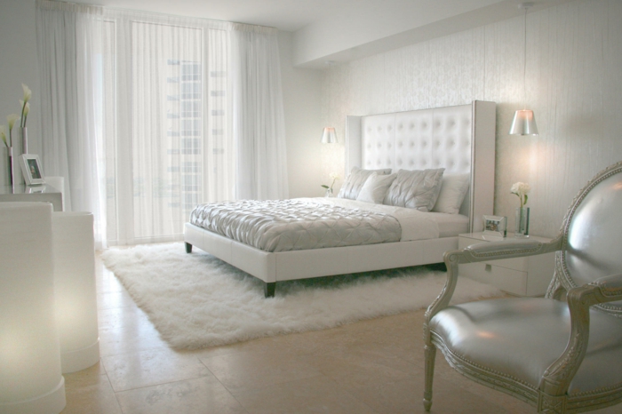 schlafzimmer weiß teppich bodenfliesen luftige gardinen