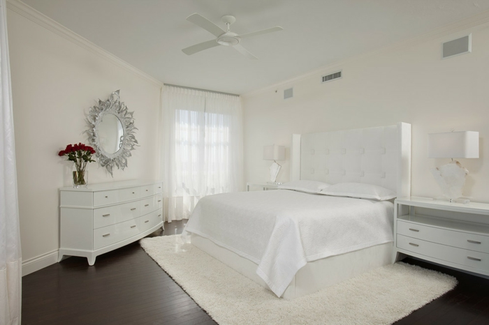schlafzimmer weiß teppich wandspiegel gardinen