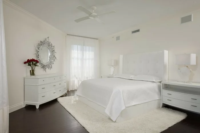 schlafzimmer weiß teppich wandspiegel gardinen