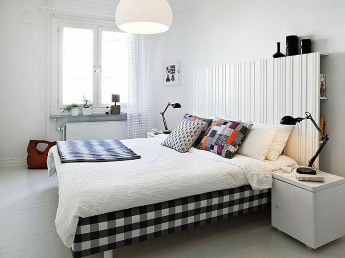 schlafzimmer weiß wandgestaltung dekokissen akzente fensterbank dekoration