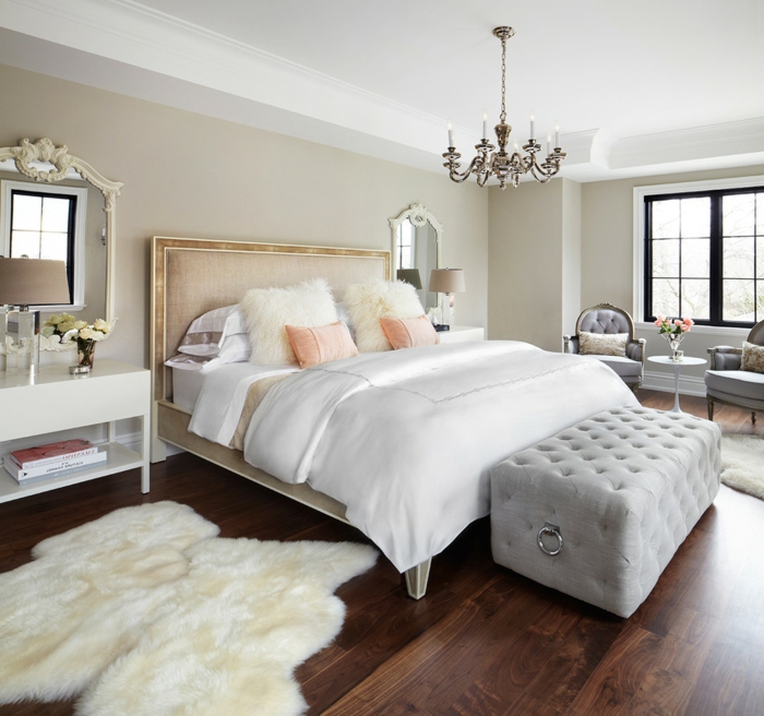 schlafzimmer weiß weiße bettwäsche schlafzimmerbank beige wände fellteppich