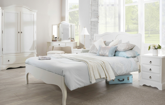 schlafzimmer weiß weiße möbel beiger teppich bodenfliesen