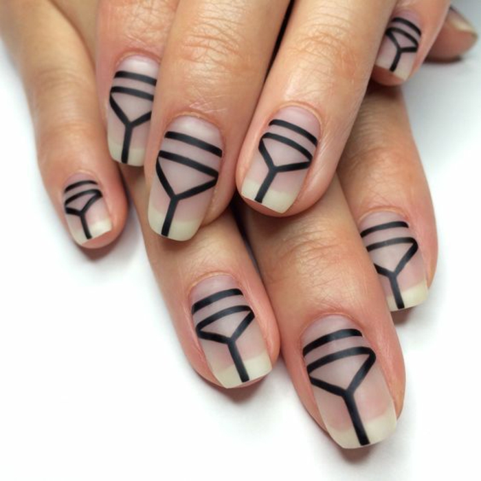 schlichte Nägel Nageldesign Bilder schwarze Konturen trendy Fingernägel