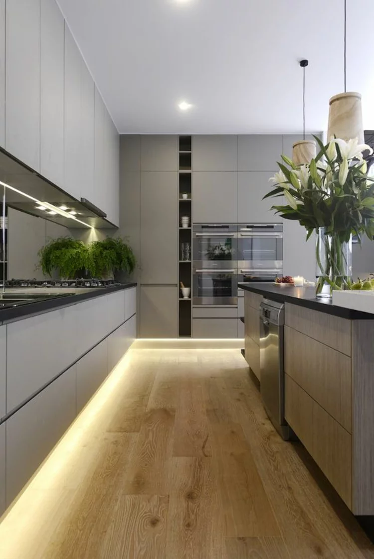 schöne Küchen Bilder Küchenideen moderne Küchengestaltung Bodenbeleuchtung