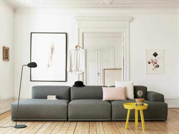 graues sofa gelber beistelltisch wohnzimmer einrichten ideen