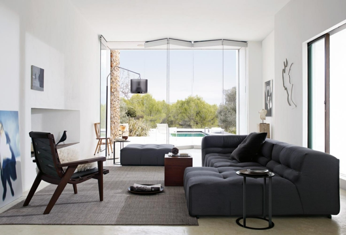 sofa grau schickes wohnzimmersofa weiße wände panoramafenster