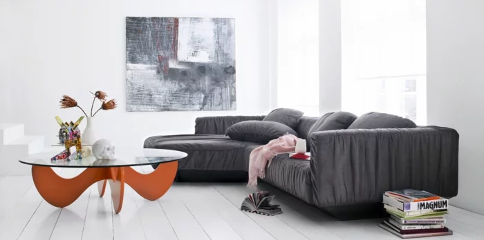 sofa grau wohnzimmer einrichten cooler couchtisch glas orange basis