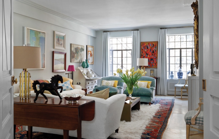 stoffmuster wohnzimmer weißes sofa hellgrüne sessel farbiger teppich blumen bilder dekokissen