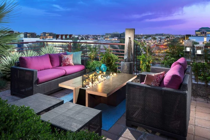 terrassenüberdachung feuerstelle gartenmöbel lila