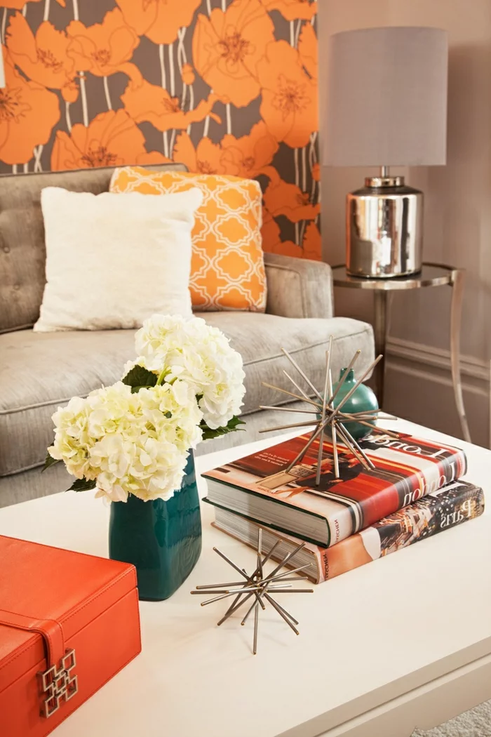 wandgestaltung ideen wandtapete wohnzimmer sofa floral orange