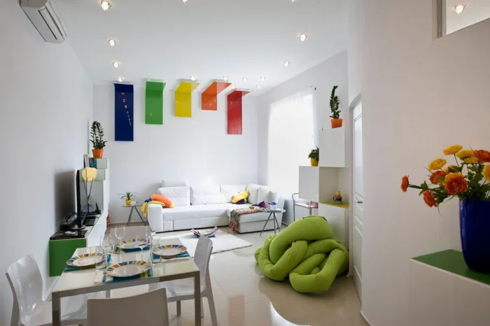 wohnzimmer wandgestaltung weiße wände farbige elemente offener wohnplan