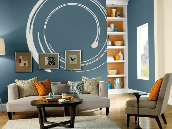 wandgestaltung ideen wohnzimmer blaue wände akzente orange elemente
