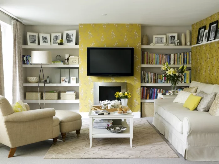 wandgestaltung ideen wohnzimmer florales muster regalwand helle möbel fernseher