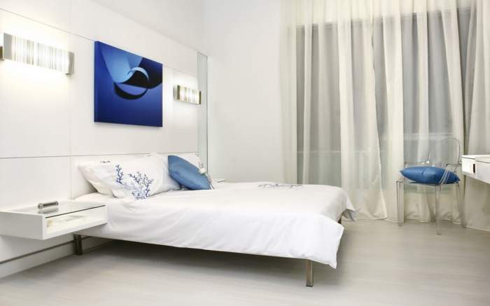 weißes schlafzimmer blaue akzente luftige gardinen wandleuchten