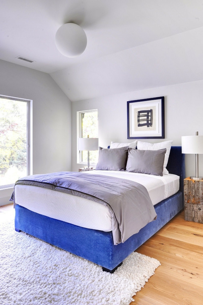 weißes schlafzimmer blaues bett weiße wände teppich rustikale beistelltische