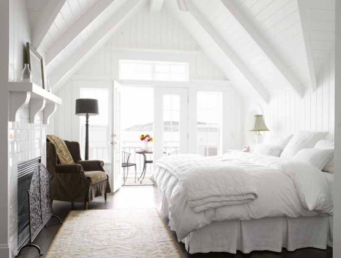 weißes schlafzimmer dachschräge teppichläufer grüner sessel