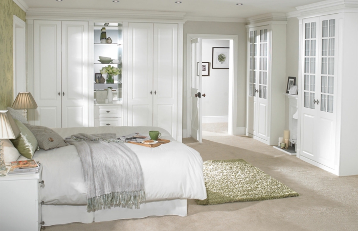 weißes schlafzimmer eingebildete kleiderschränke hellgrüner teppich beiger teppichboden