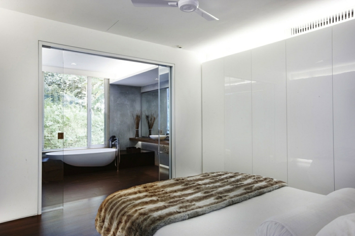 weißes schlafzimmer moderner kleiderschrank beleuchtet badezimmer