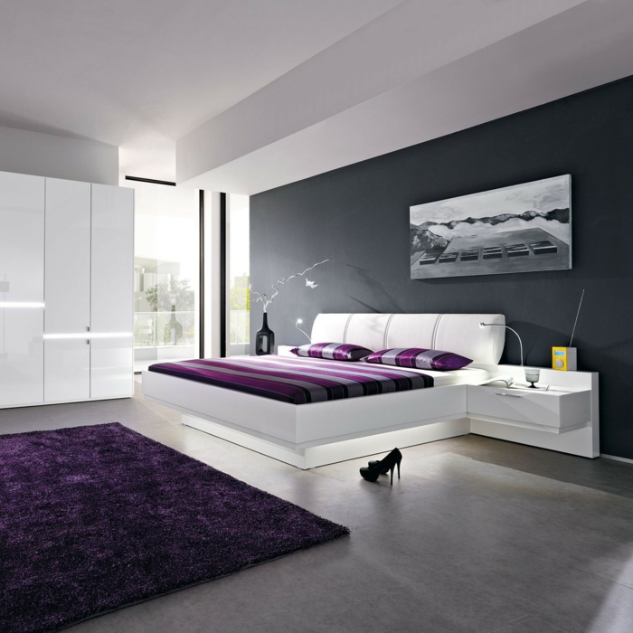 weißes schlafzimmer lila akzente teppich bettwäsche graue akzentwand