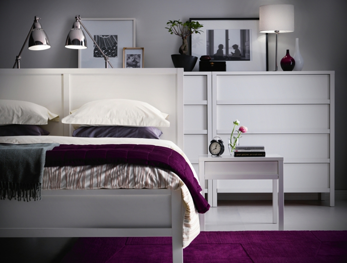 weißes schlafzimmer lila teppich moderne leuchten hellgraue wände