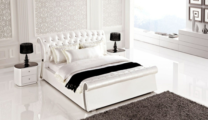 weißes schlafzimmer beiger teppich schwarze tischlampen
