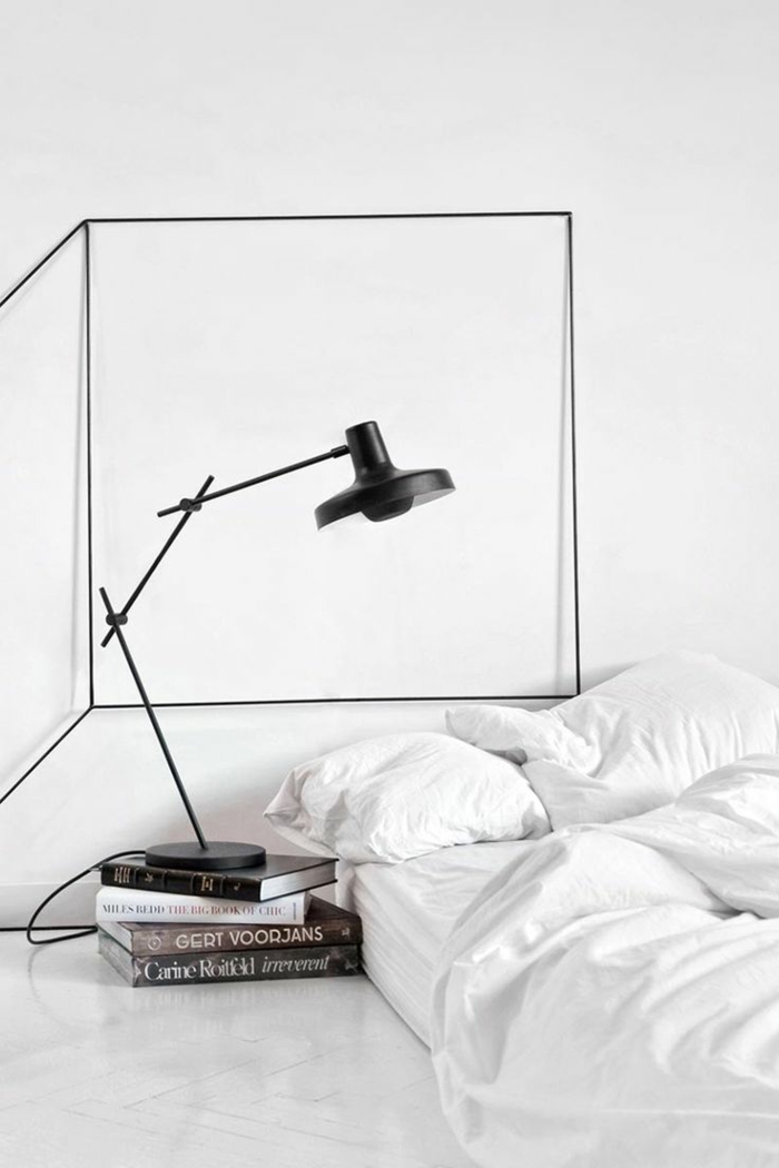 weißes schlafzimmer minimalistisch wanddeko schwarze leuchte