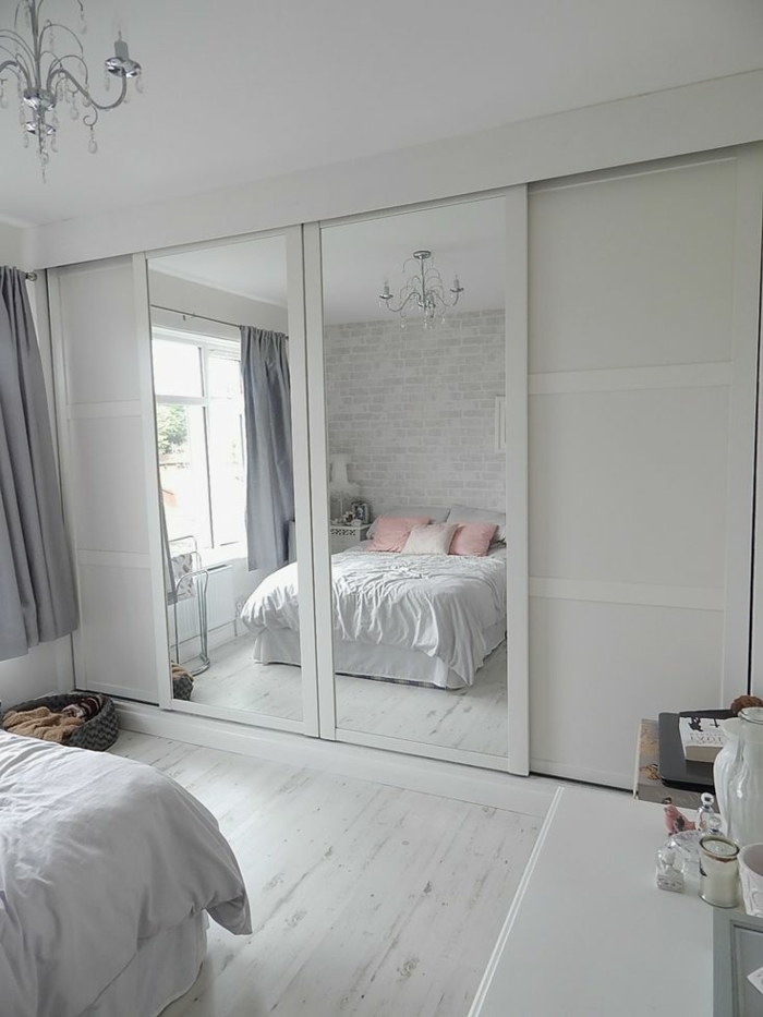weißes schlafzimmer spiegeltüren kleiderschrank holzboden leuchter