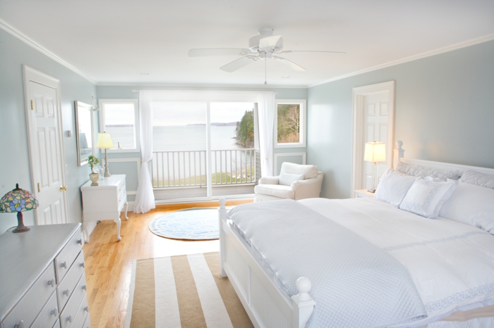weißes schlafzimmer weiße einrichtung hellgrüne wände streifenteppich luftige gardinen