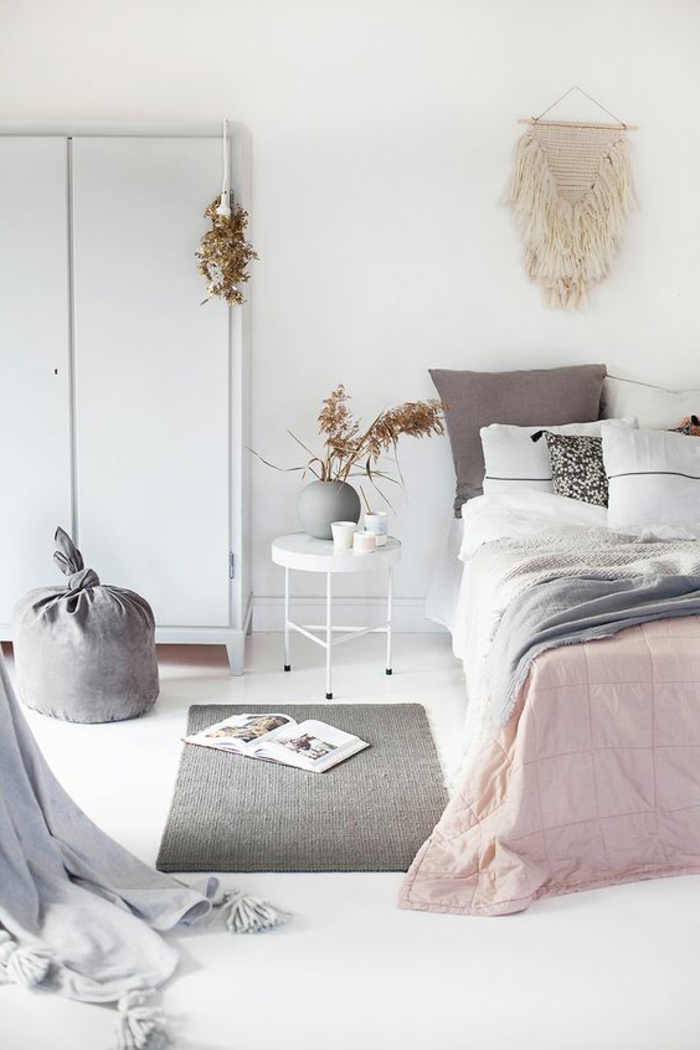 wohnideen schlafzimmer pastellnuancen akzente weißer boden weiße wände