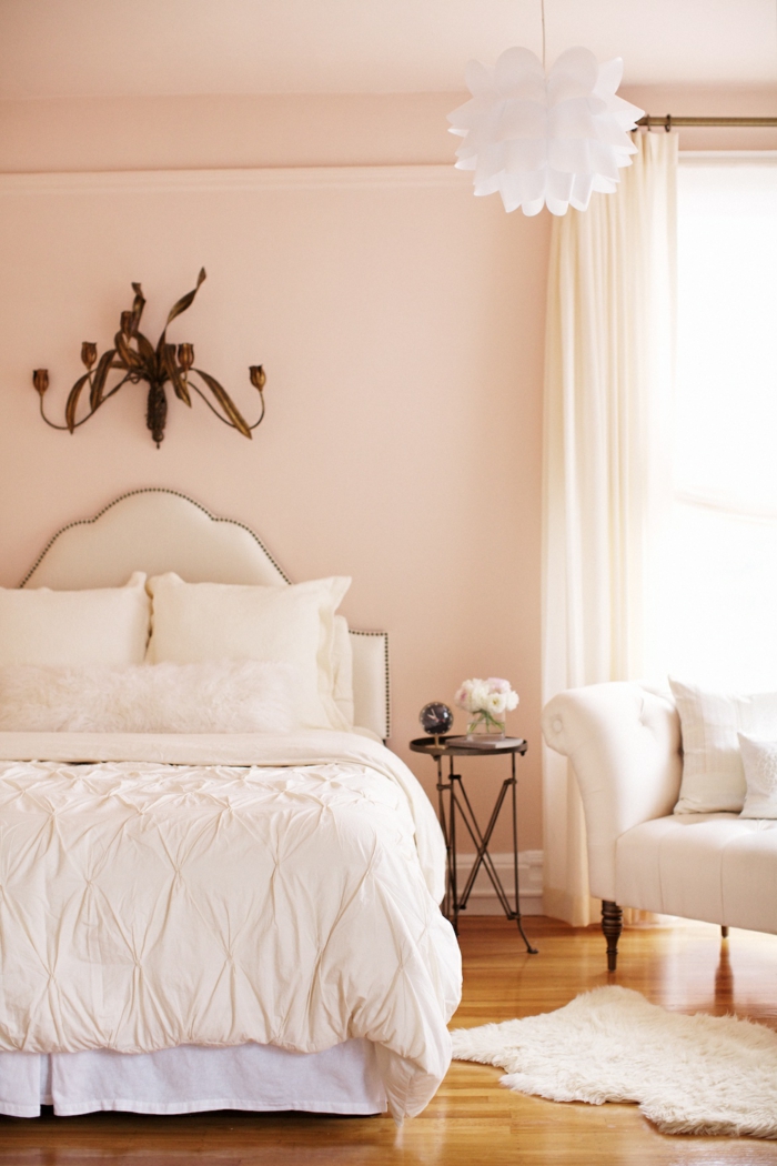 wohnideen schlafzimmer rosanuancen weißer fellteppich