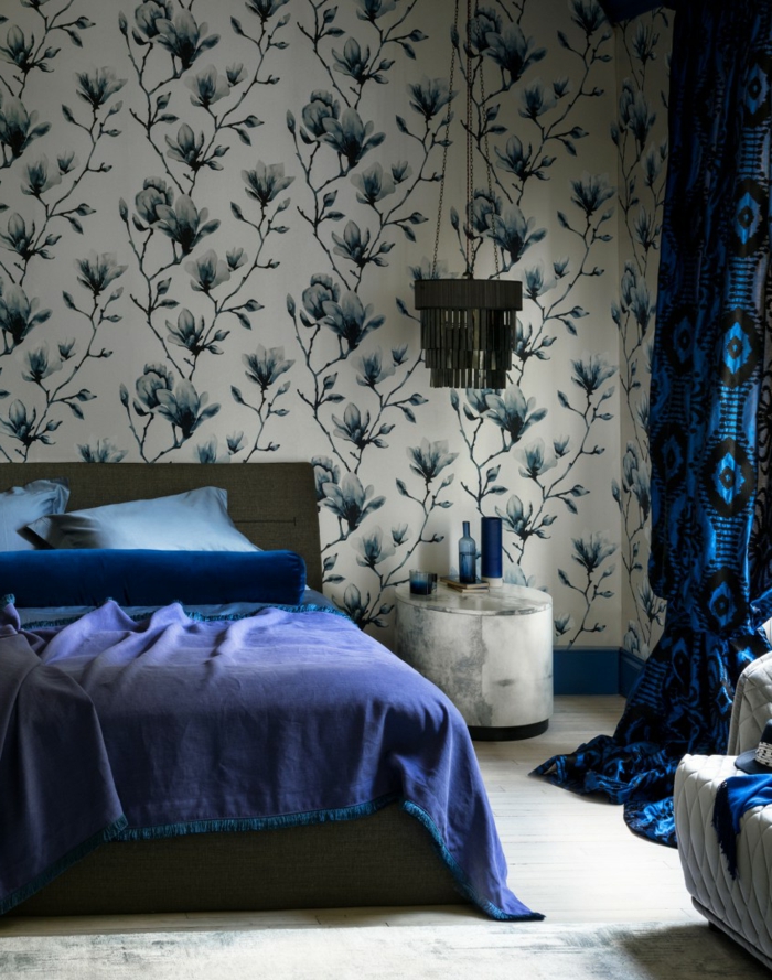 wohnideen schlafzimmer wandtapete blaue bettwäsche gardinen