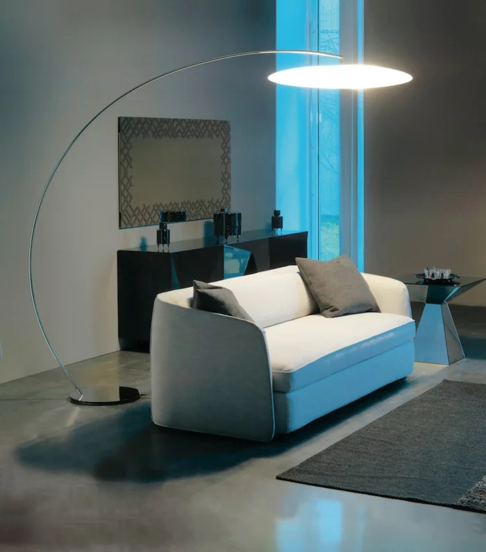 wohnideen wohnzimmer elegantes sofa stehlampe kommode