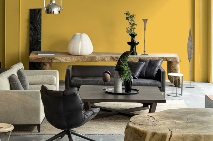 wohnideen wohnzimmer rustikale elemente gelbe wände schwarze ledermöbel essbereich