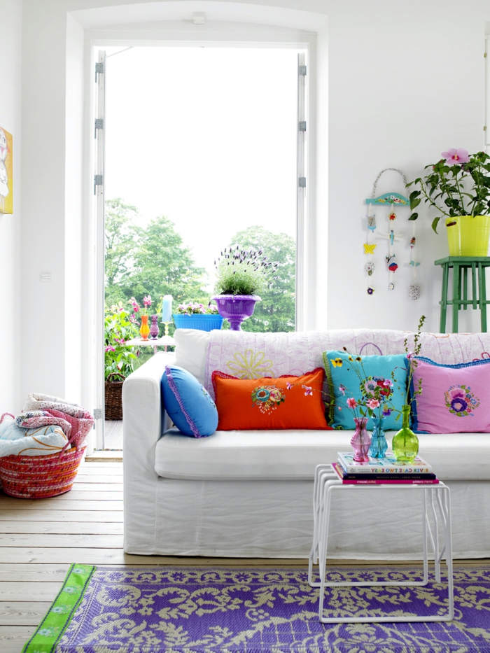 wohnideen wohnzimmer weißes sofa farbige dekokissen helles ambiente