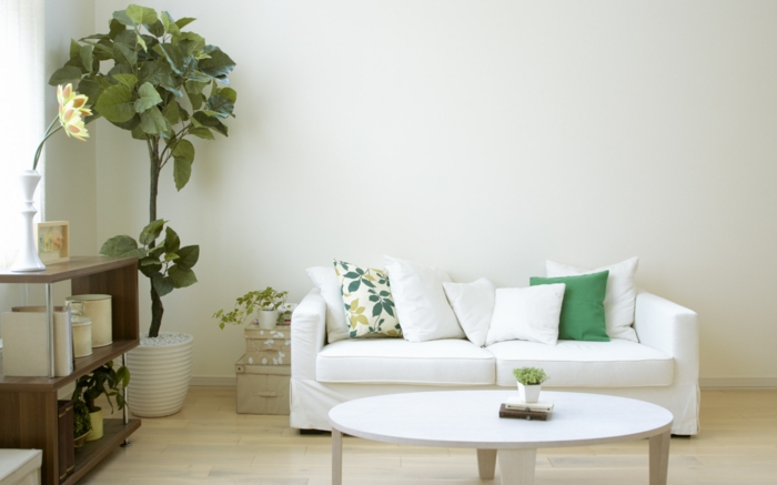 wohnideen wohnzimmer weißes sofa frische dekokissen bodenbelag ideen