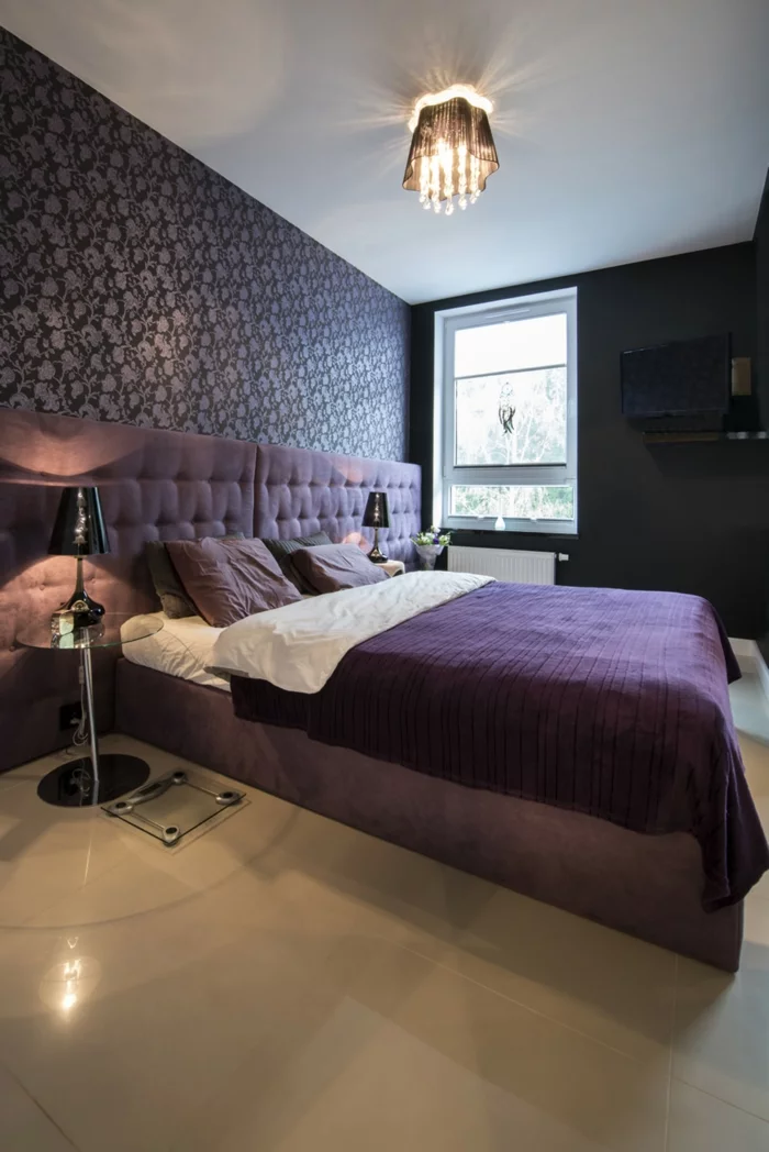 wohnung dekorieren schlafzimmer lila bettwäsche luxuriöse wandtapete beistelltisch glas