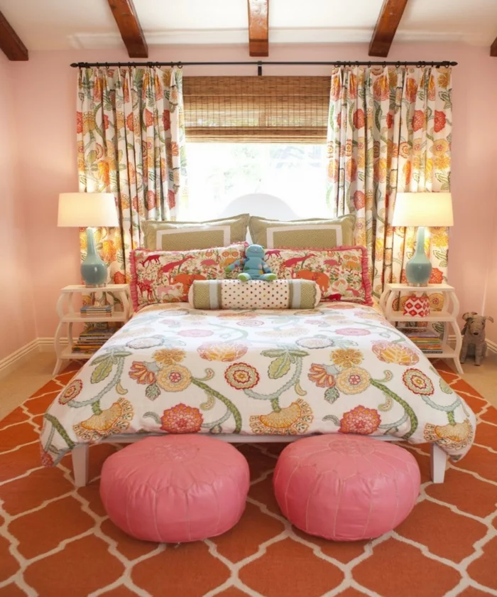 wohnung dekorieren wohnideen schlafzimmer farbiges muster hocker gardinenmuster
