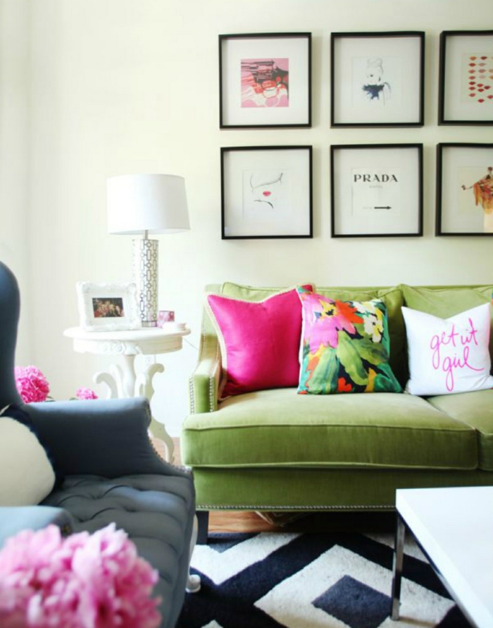 wohnung dekorieren wohnzimmer grünes sofa dekokissen teppichmuster