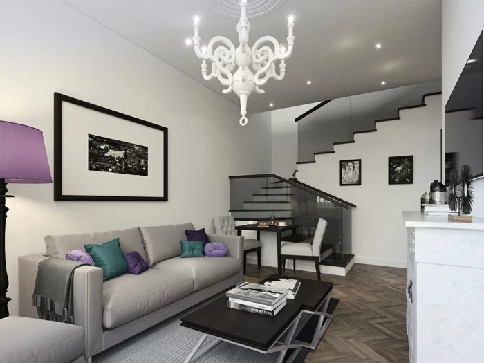 wohnzimmer einrichten ideen kleiner raum graues sofa innentreppen lila akzente