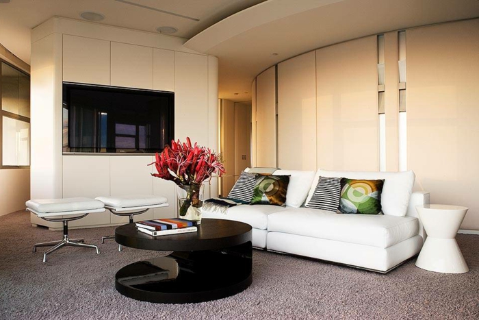 wohnzimmer einrichten ideen weißes sofa runder couchtisch schwarz teppichboden