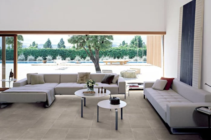 cremefarbene Bodenfliesen, moderne helle Möbel und weiße Wände