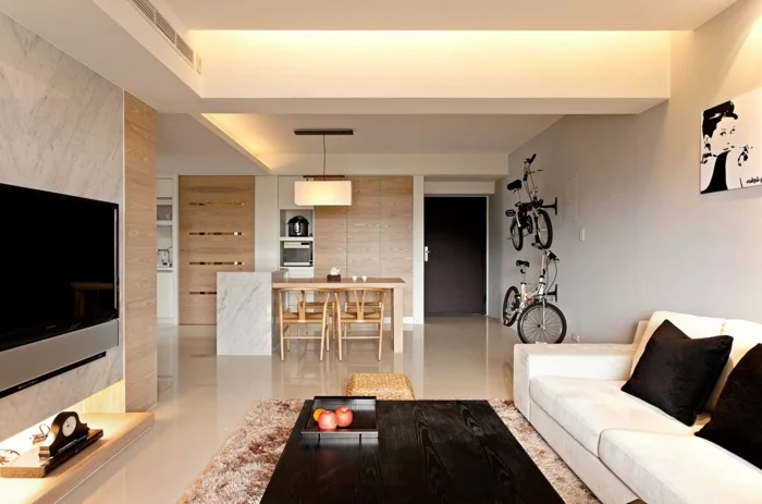 helles Wohnzimmerdesign mit glänzenden Bodenfliesen 