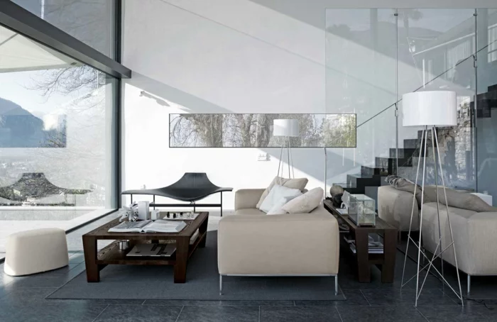 graue Wohnzimmer Fliesen, rustikaler Couchtisch und weiße Möbel