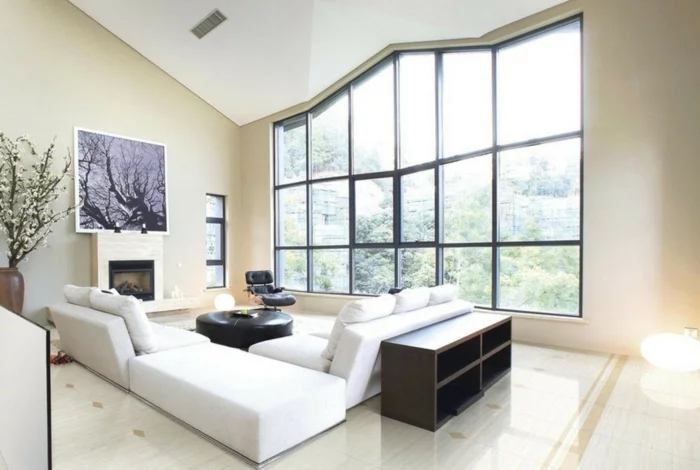 helle Bodenfliesen, cremefarbene Wände und weißes Sofa