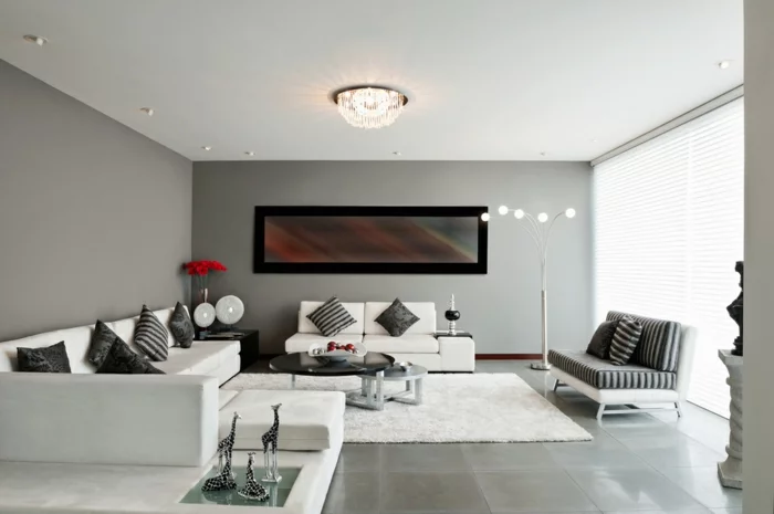 hellgraue keramische Wohnzimmer Fliesen, graue Wände und weiße Möbel