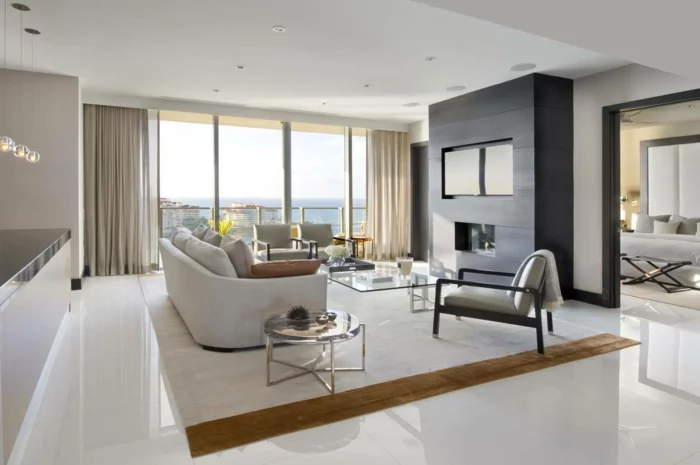 weiße glänzende Wohnzimmer Fliesen , helle Möbel und beige Gardinen