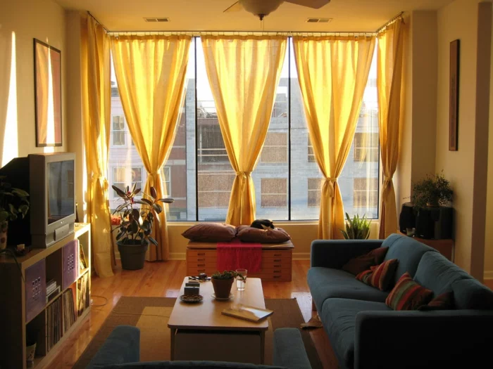 wohnzimmer gardinen gelb dunkelgraues sofa kleines wohnzimmer einrichten