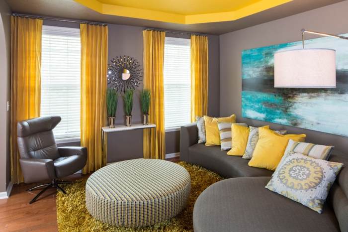 wohnzimmer gardinen graues sofa dekokissen ledersessel grüner teppich