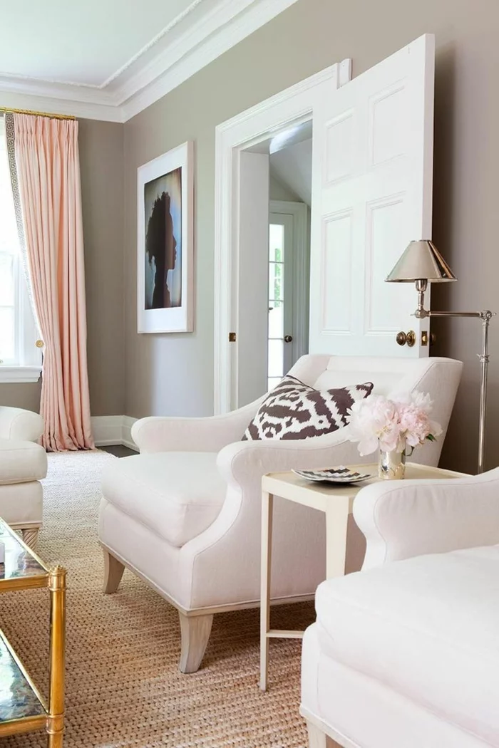 wohnzimmer gardinen hellrosa sisalteppich weiße sessesl